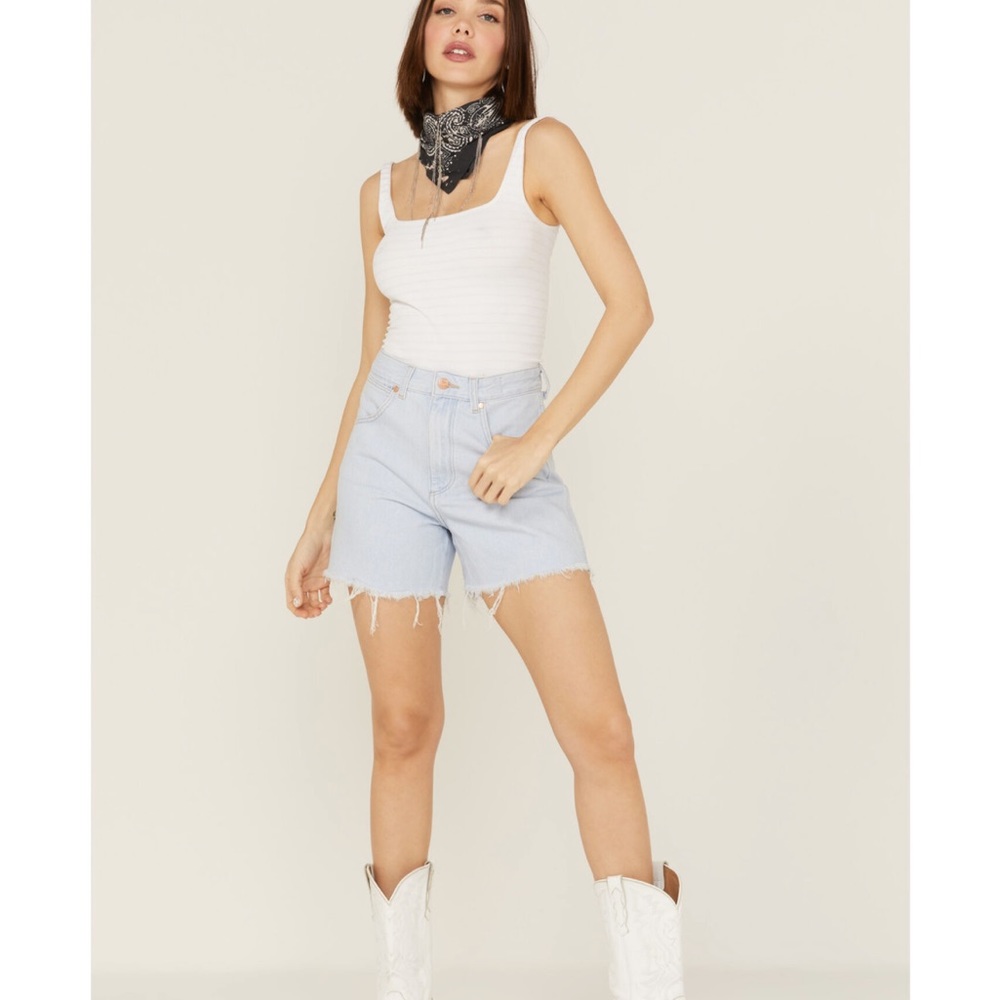 WRANGLER WOMEN'S TRICK OF THE ICE A-LINE CUTOFF SHORTS size 32